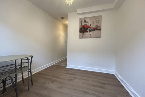 Studio to rent, Mitchell Road, London N13