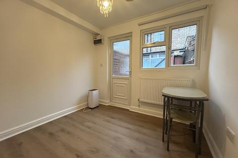 Studio to rent, Mitchell Road, London N13