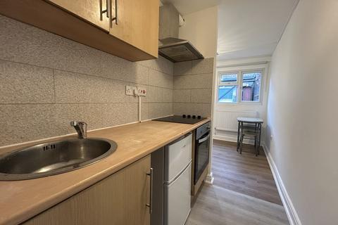 Studio to rent, Mitchell Road, London N13