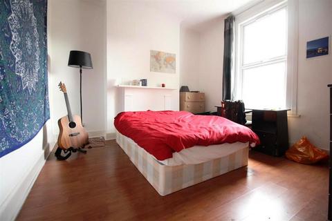 5 bedroom terraced house to rent, Wayland Avenue, London E8