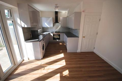 4 bedroom terraced house to rent, WOODSIDE CLOSE, WEMBLEY, HA0 1UJ