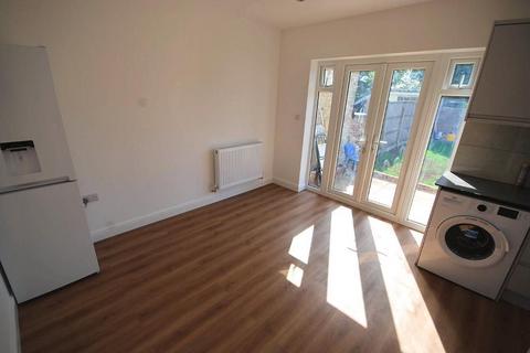 4 bedroom terraced house to rent, WOODSIDE CLOSE, WEMBLEY, HA0 1UJ