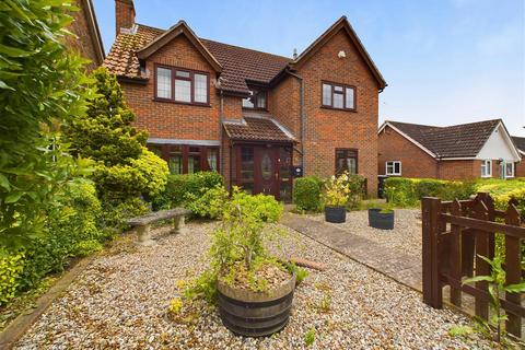 4 bedroom detached house to rent, Purleigh Close, Basildon