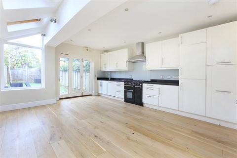 4 bedroom terraced house to rent, Haverhill Road, London SW12