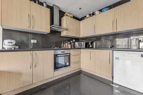 4 bedroom flat to rent, Cedars Road, London SW4