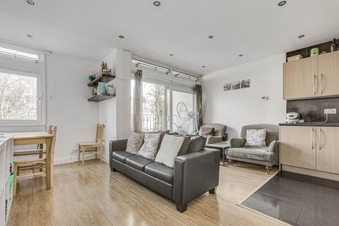 4 bedroom flat to rent, Cedars Road, London SW4