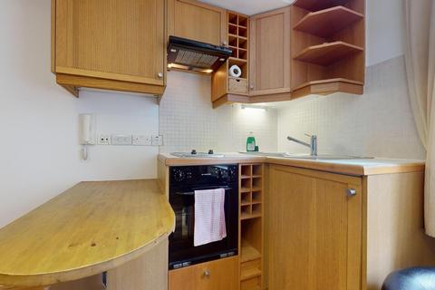 Studio to rent, Cartwright Gardens