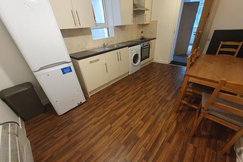 1 bedroom flat to rent, Flat 2, 19 North Luton Place