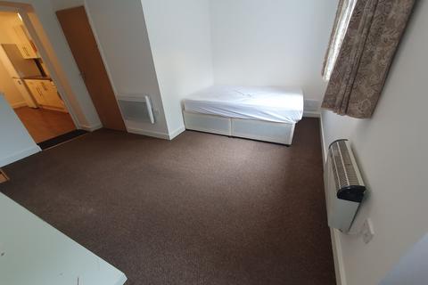 1 bedroom flat to rent, Flat 2, 19 North Luton Place