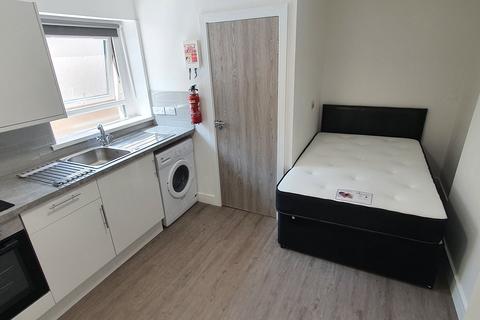 Studio to rent, Flat 3, 19 North Luton Place