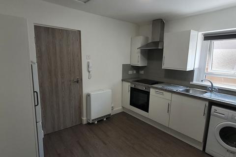 Studio to rent, Flat 3, 19 North Luton Place