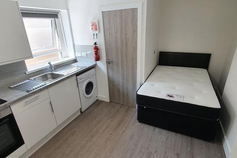 Studio to rent, Flat 3, 19 North Luton Place