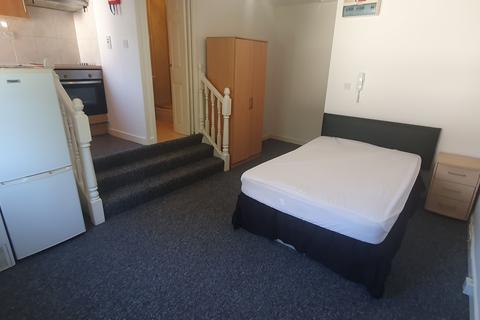 Studio to rent, Flat 3, 2 West Luton Place