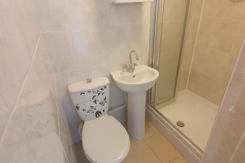 Studio to rent, Flat 3, 2 West Luton Place