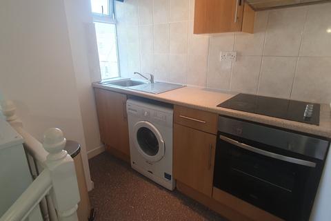 Studio to rent, Flat 3, 2 West Luton Place