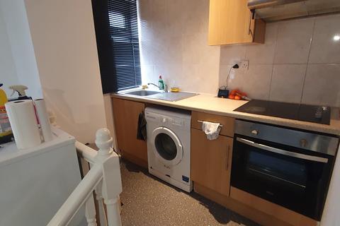 Studio to rent, Flat 3, 2 West Luton Place