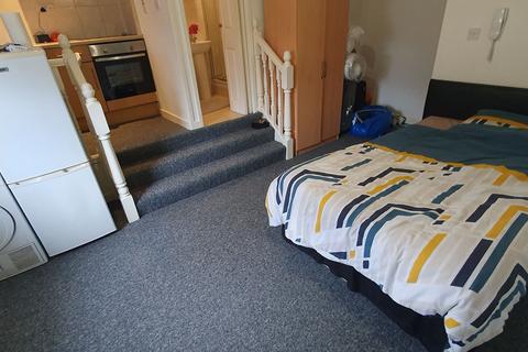 Studio to rent, Flat 3, 2 West Luton Place