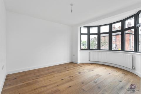 4 bedroom semi-detached house to rent, Goldsmith Road, London N11 3JN