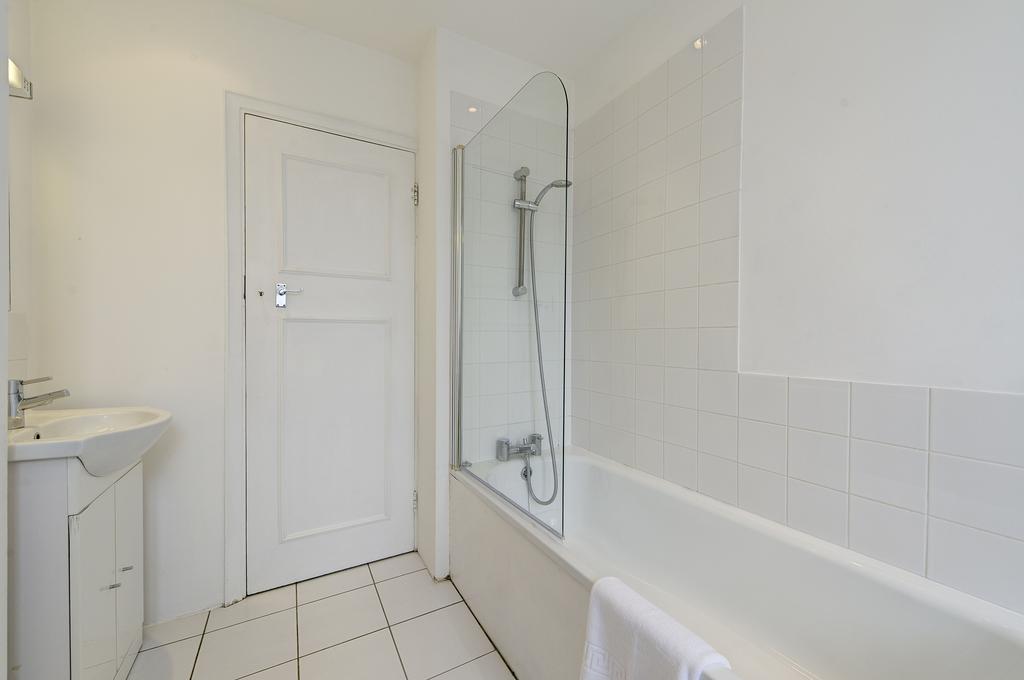 Flat 8 39 Hill Street W1 360731 bath2 RGB