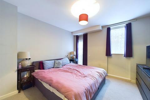 2 bedroom flat for sale, Station Approach Road, Coulsdon CR5