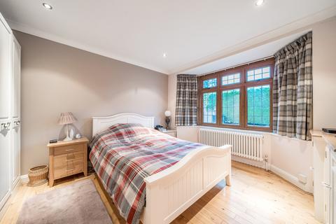 8 Boltons Lane, Woking, GU22 8TL