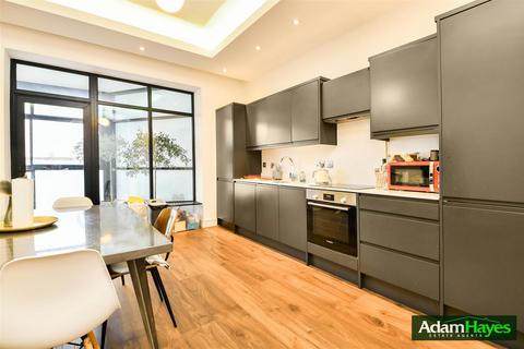 2 bedroom apartment for sale, High Road, London N12