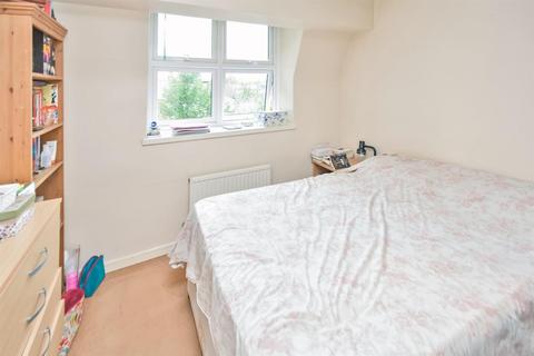 3 Claybrook Close, London, N2 8JG