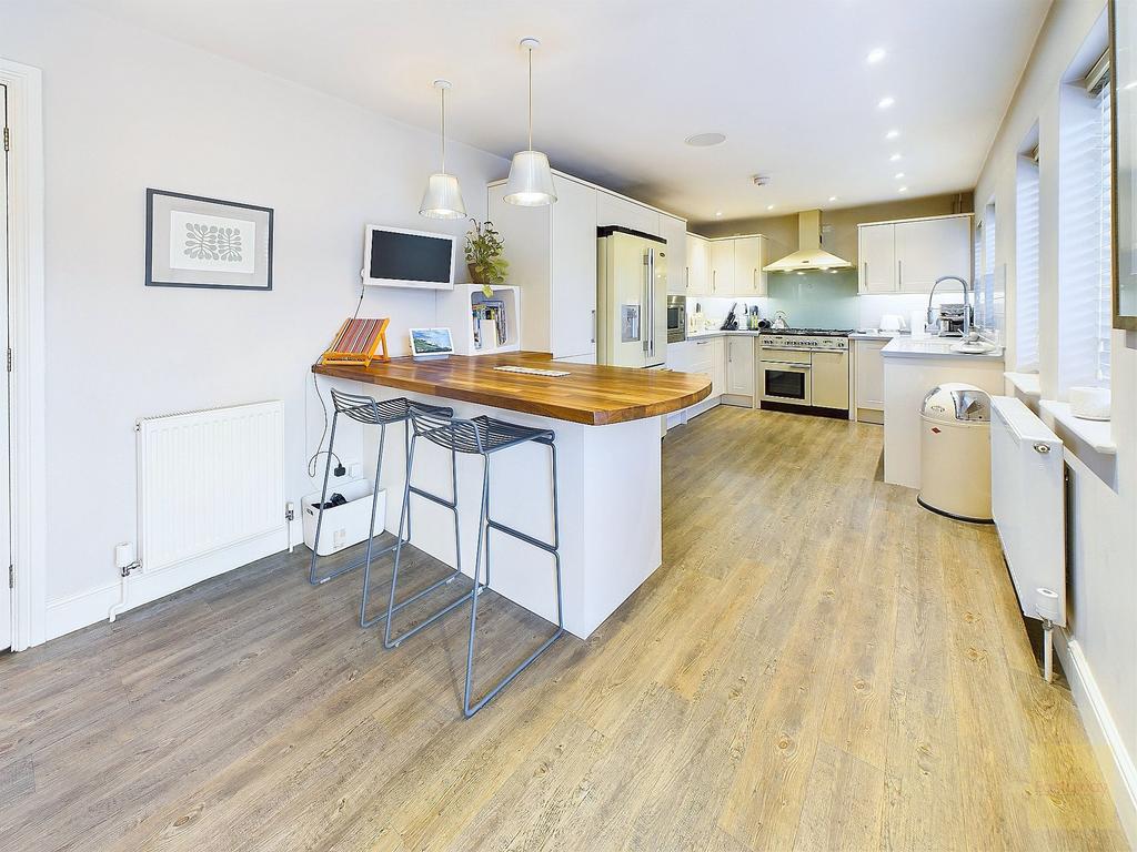 Kitchen with breakfast bar