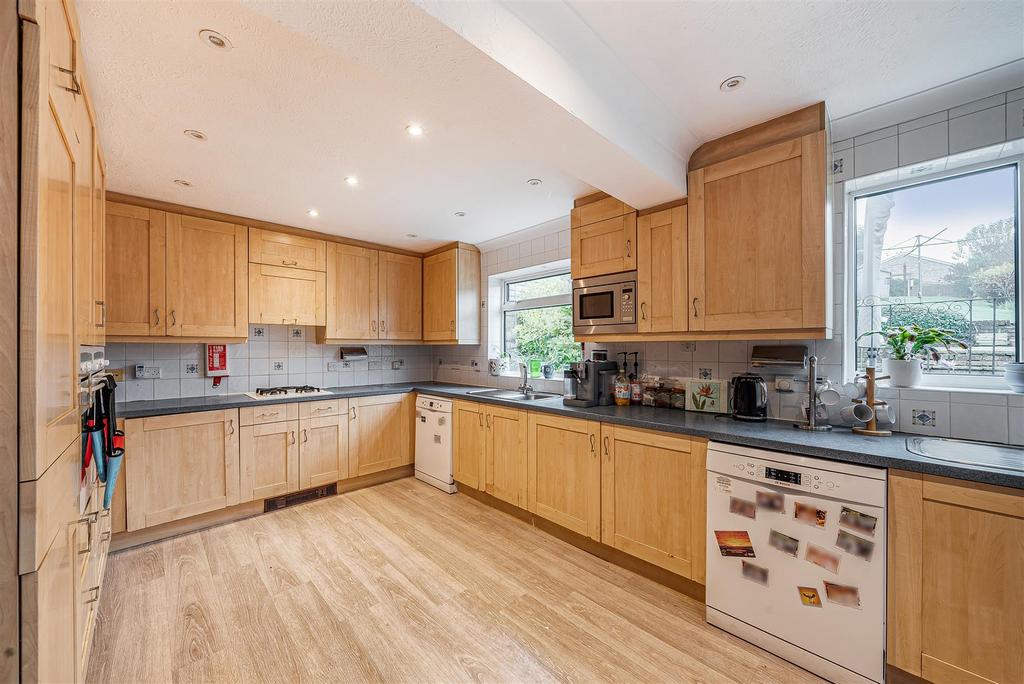 Kitchen/Breakfast Room: