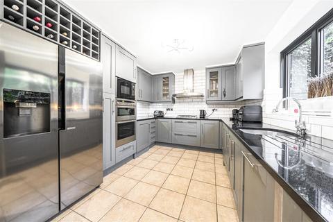 11 Little Potters, Bushey, WD23 4QT