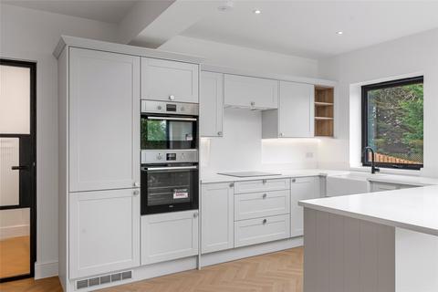 8 Oaks Close, Leatherhead, KT22 7SH