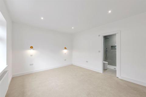 8 Oaks Close, Leatherhead, KT22 7SH