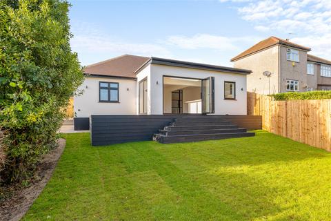 8 Oaks Close, Leatherhead, KT22 7SH