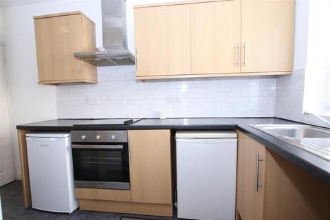 2 bedroom terraced house to rent, New Street, Idle, Bradford