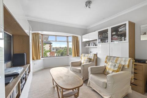 9 Woodleigh Avenue, London, N12 0LJ