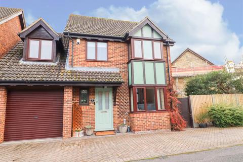 4 bedroom detached house for sale, Saddleback Way, Fleet GU51