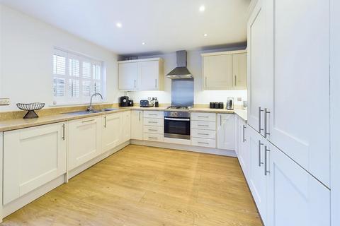 4 bedroom semi-detached house for sale, Yew Tree Close, Quedgeley, Gloucester