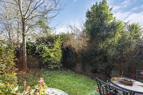 83 Hall Farm Drive, Twickenham, TW2 7PG