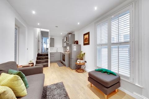 2 bedroom flat for sale, Battersea Park Road, London SW8