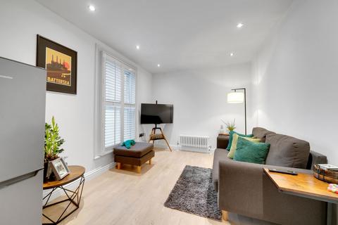 2 bedroom flat for sale, Battersea Park Road, London SW8