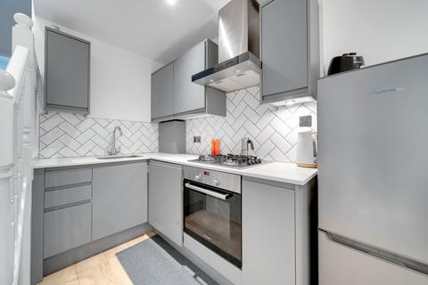 2 bedroom flat for sale, Battersea Park Road, London SW8