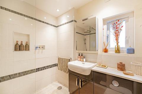 25 Weiss Road, London, SW15 1DH