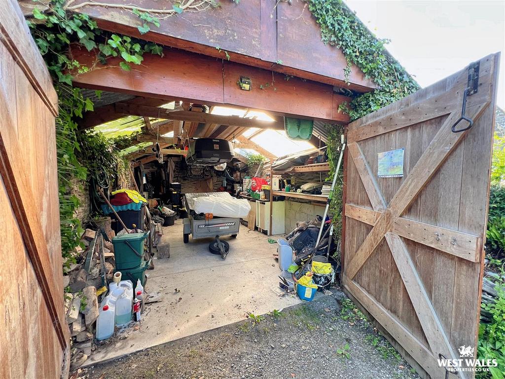 Garage / Interior