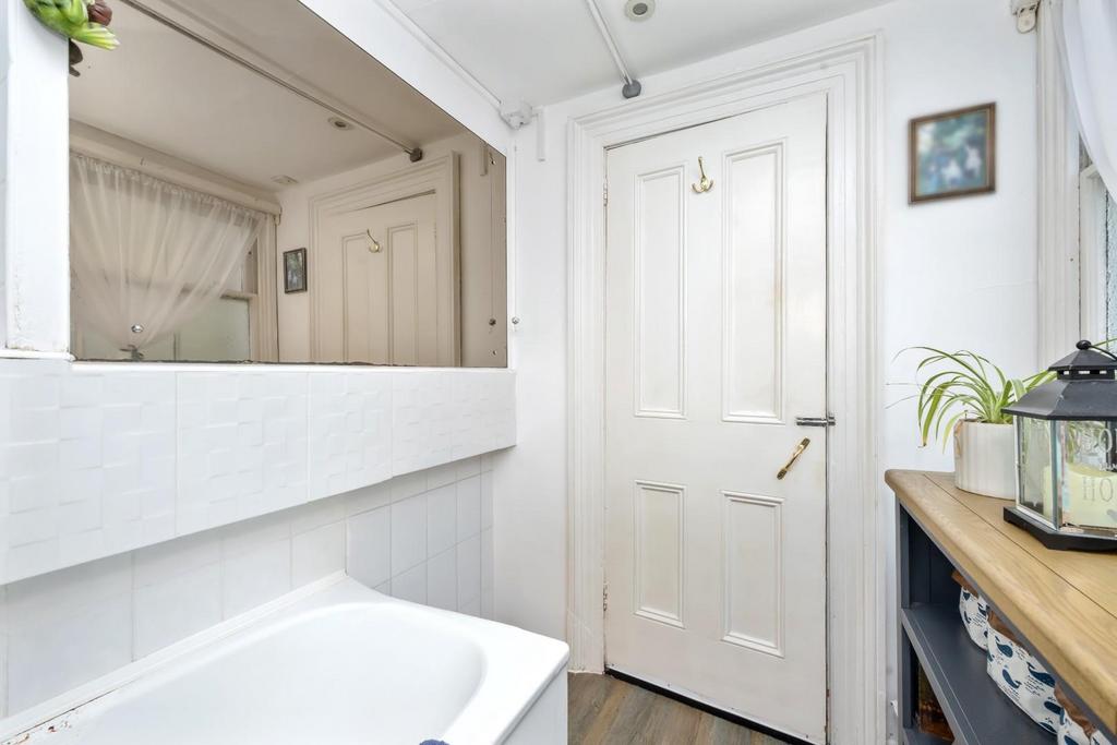 Clarendon Terrace, 4, Flat 1b-002.jpg