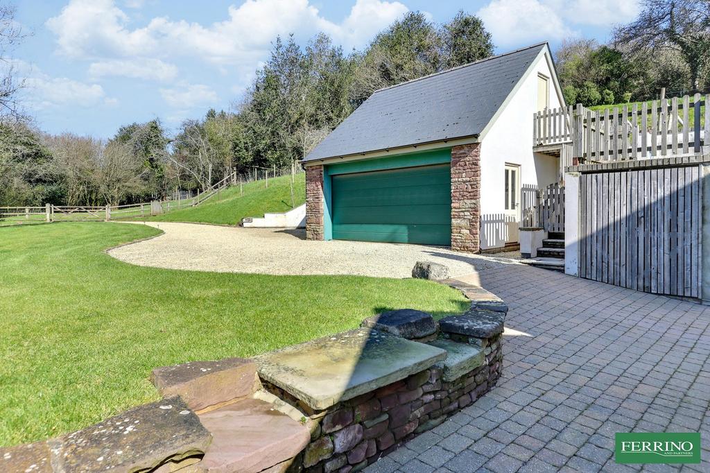 Detached Garage / Store Room