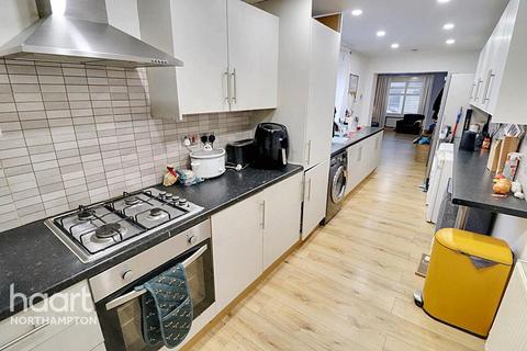 4 bedroom end of terrace house for sale, Moore Street, Northampton