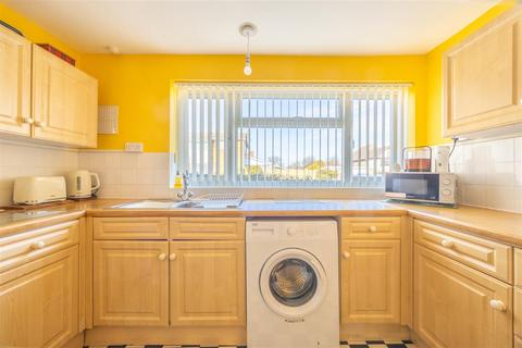 3 bedroom terraced house for sale, THORNHILL, Leigh-On-Sea