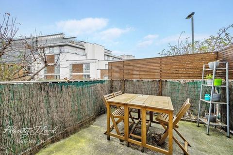 3 bedroom flat for sale, Derwent Street, London, SE10 0AD