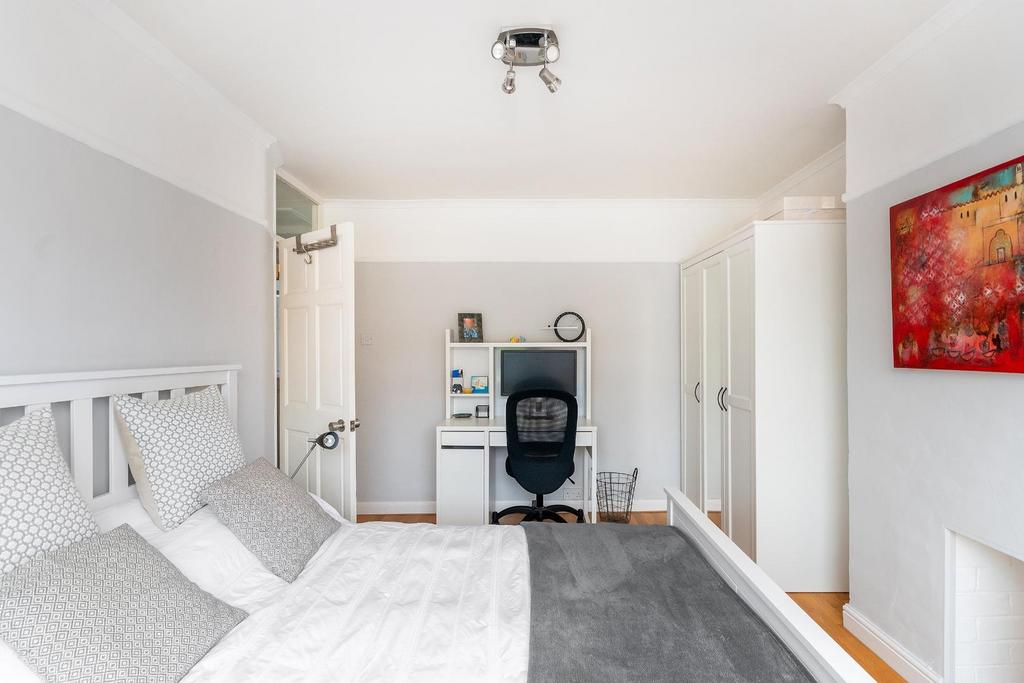 8 T5 RHD - Bedroom H.jpg