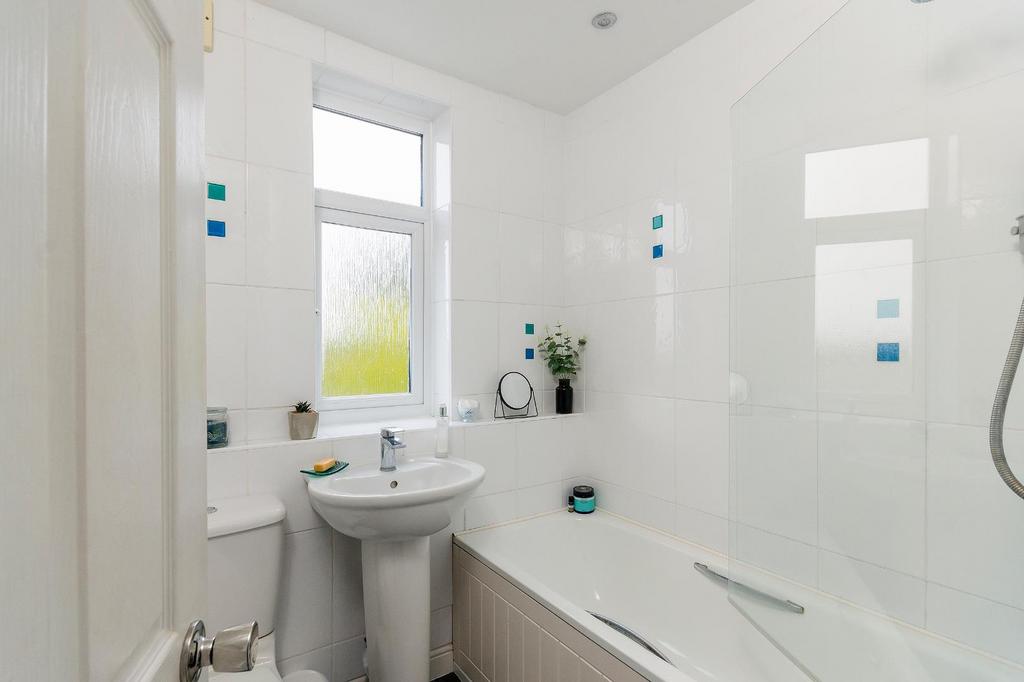 8 T5 RHD - Bathroom B.jpg